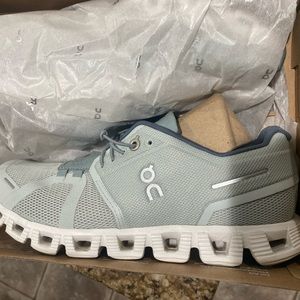 Almost New! ON Cloud 5 Trainers